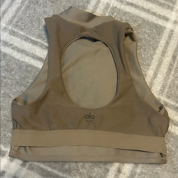 ALO Yoga Women's Taupe Sleeveless Crop Top
Workout gear - Picture 8 of 9